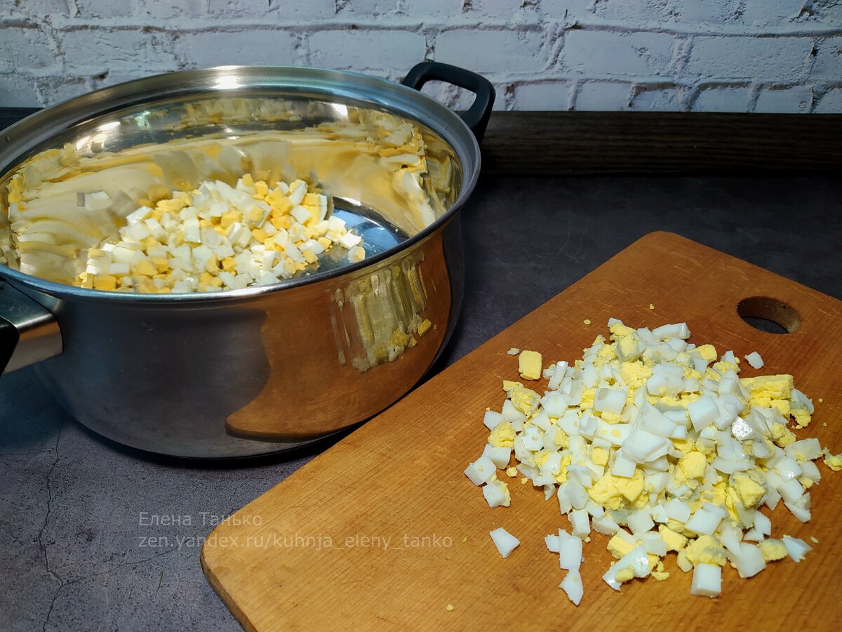 Крупную нарезку у нас в семье никто не любит, поэтому режу средними кубиками.