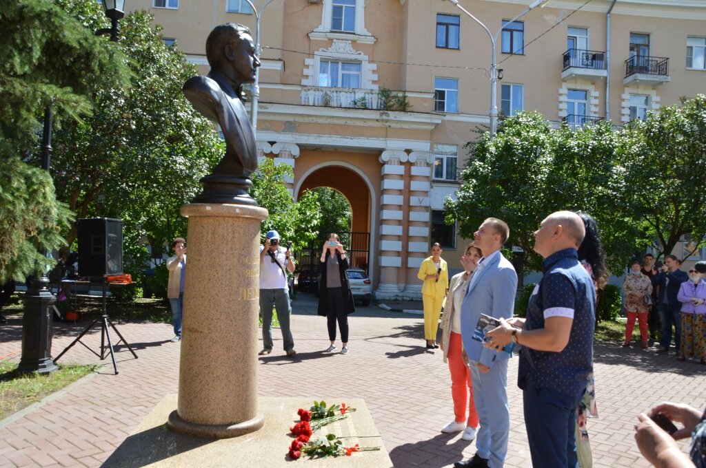 В Твери на Театральной площади красуется обновлённый бюст Лемешева