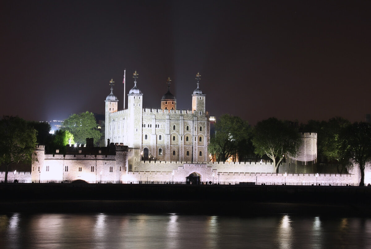 White tower. Лондонский Тауэр. Знаменитый Лондонский Тауэр. Тауэр в Лондоне ночью. Лондонский Тауэр вечером.