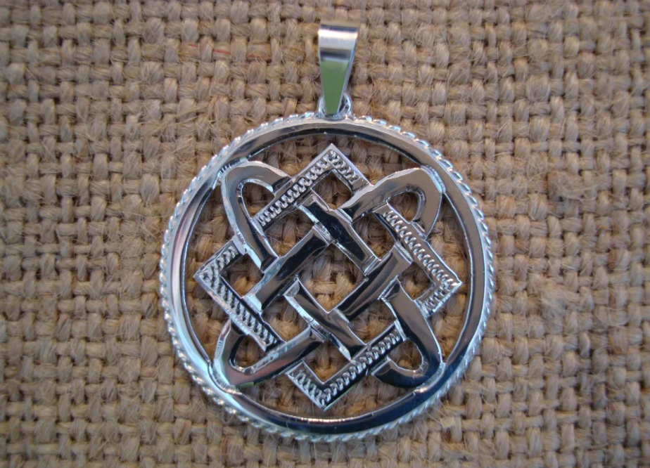 Кулон с символикой богини Лады  "Прикосновение к свету"
