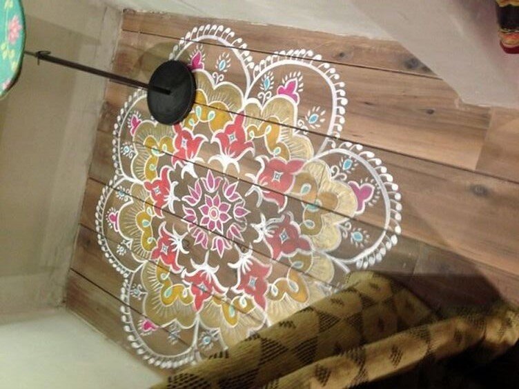 Мандала как способ медитировать на полу