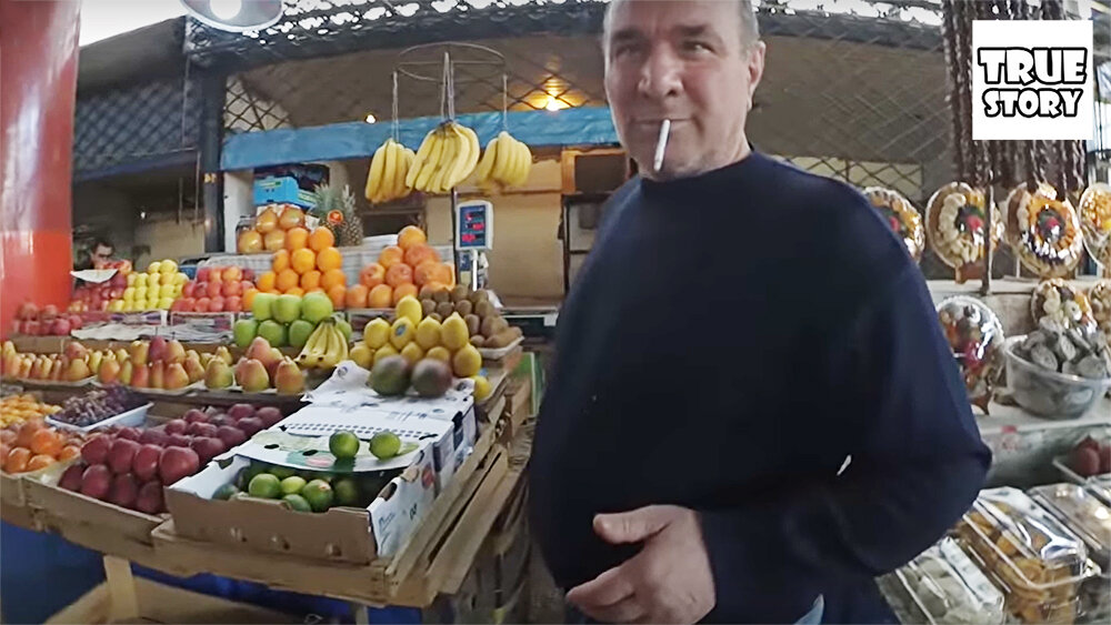 Армянин торгует овощами на рынке