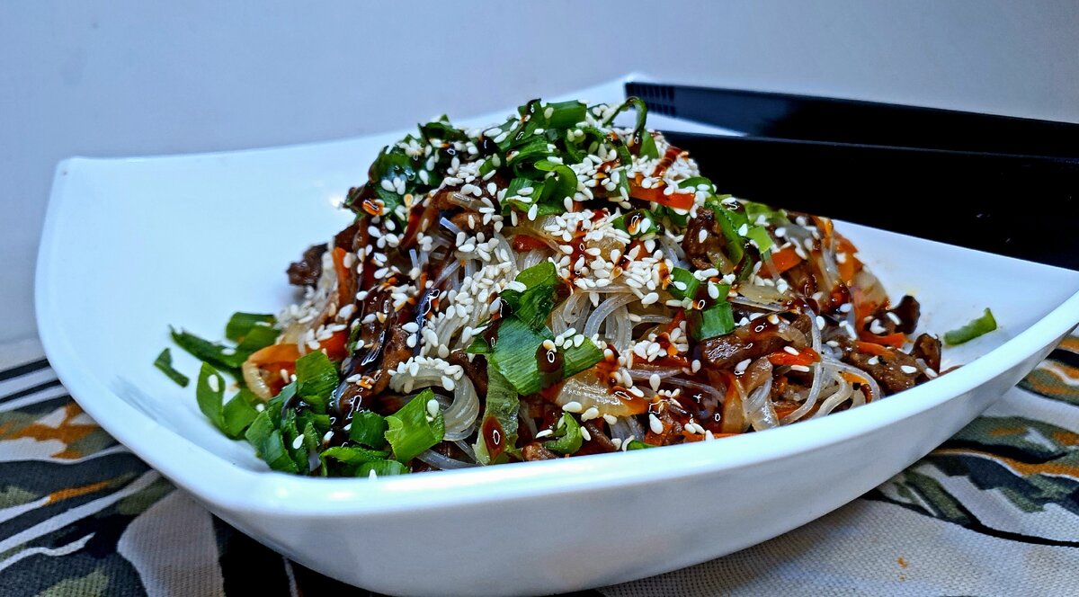 ФУНЧОЗА С ГОВЯДИНОЙ . 

Блюдо в азиатском стиле со стеклянной лапшой . Очень сытное и полезное блюдо . 

На две порции.

Нам понадобиться :
Говядина - 300 гр
Морковь - 1 шт средняя.
Лук репчатый - 1 шт средний 
Лапша рисовая - 2 витка
Соевый соус - по вкусу
Лук зелёный 
Кунжут

Мясо нарезать на тоненькие кусочки длинной 3 см  и обжарить на растительном масле в сковороде на сильном огне , до готовности  , добавить соевый соус по вкусу  ,  порезанную соломкой морковь тушить с мясом ,  до полуготовности , добавить лук , тушить до мягкости.

Фунчозу залить кипятком на 5 мин , слить воду и промыть холодной водой. 

Лапшу смешать с мясом и овощами , перед подачей на стол добавить мелко нарезанного зелёного лука  и кунжут. Салат готов.

ПРИЯТНОГО АППЕТИТА!!!

#рецепт#азиатская#кухня#фунчоза#сговядиной#овощами#полезное#сытное#блюдо#салат#готовим#дома#домашний#готовимсВикой#vladimirowna86



