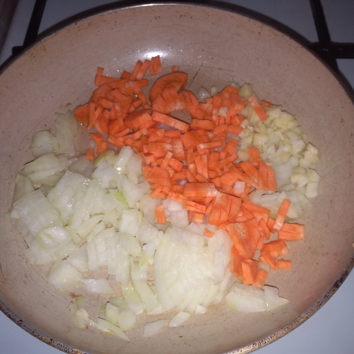 Морковь можно натереть, но маленькую морковку быстрее нарезать. И потом, тертая морковь быстро впитает все масло, а его и так совсем немного.