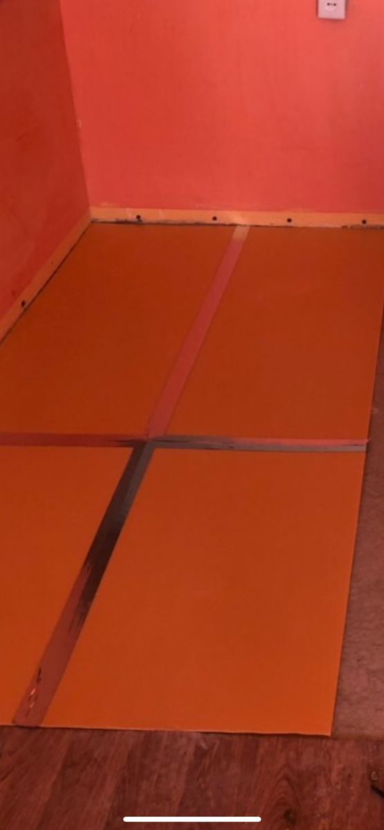 Подложка представляет собой вот такие листы (на фото уже склеены скотчем)