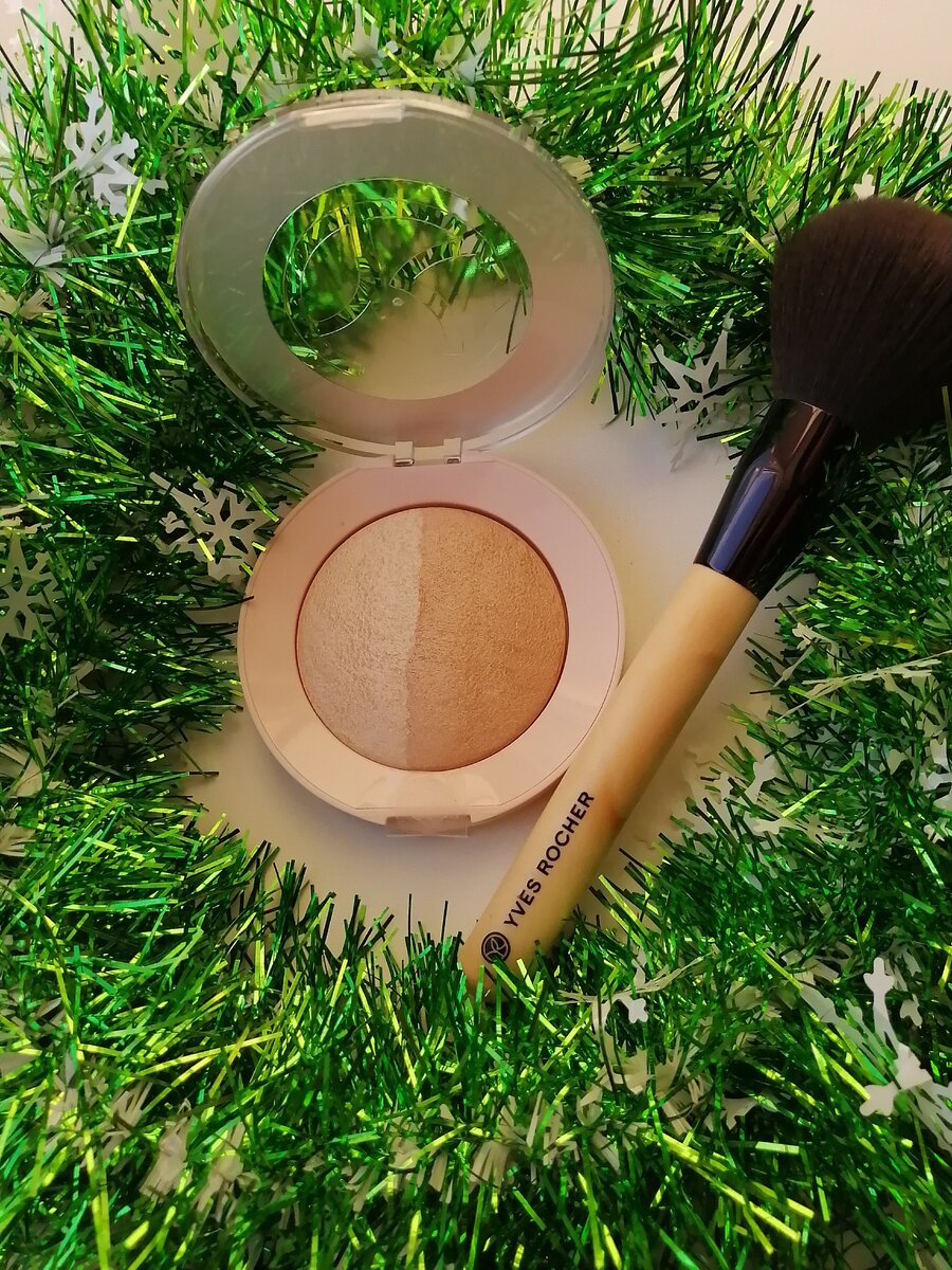 Пудра-Хайлайтер «Сияние», Золотистый. И кисточка для пудры от Yves Rocher. 