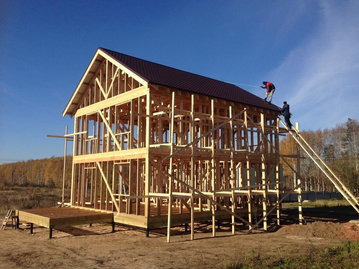 на фото каркасный дом без утепления ,позже его утепляют и обшивают либо с помощью ОСП или ЦСП