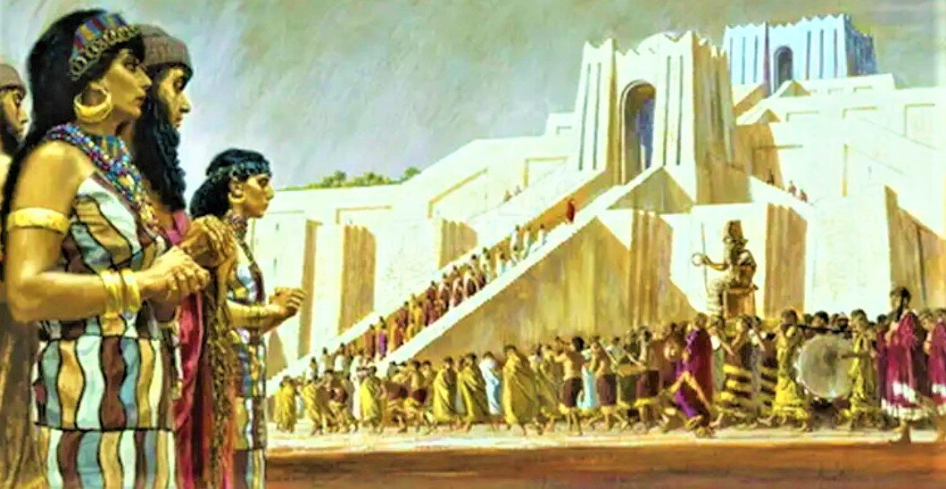 Обычай праздновать новый год первого апреля, во время весеннего равноденствия, ассирийцы заимствовали у своих соседей из Вавилона. Первые четыре дня праздника были посвящены различным представлениям. В пятый день разыгрывались мистерии и изображались страсти бога Мардука. Главное действо начиналось на восьмой день, когда жрецы храма Э-Сагила доставали из храмового тайника золотую статую Мардука и его трон и переносили их в другой храм — «палату судеб». На девятый день статую Мардука переносили в главный храм Вавилона — Бит-Акито — «жертвенный дом», где она стояла два дня. На одиннадцатый день праздника статуя Мардука отправлялась в обратный путь. Двенадцатый день Нового года завершался «свадьбой» бога Мардука и богини Сарпанитум, а царь в это время сочетался браком с верховной жрицей. В этот день в храмах и на площадях выступали ораторы, чтецы, артисты, певцы и музыканты.