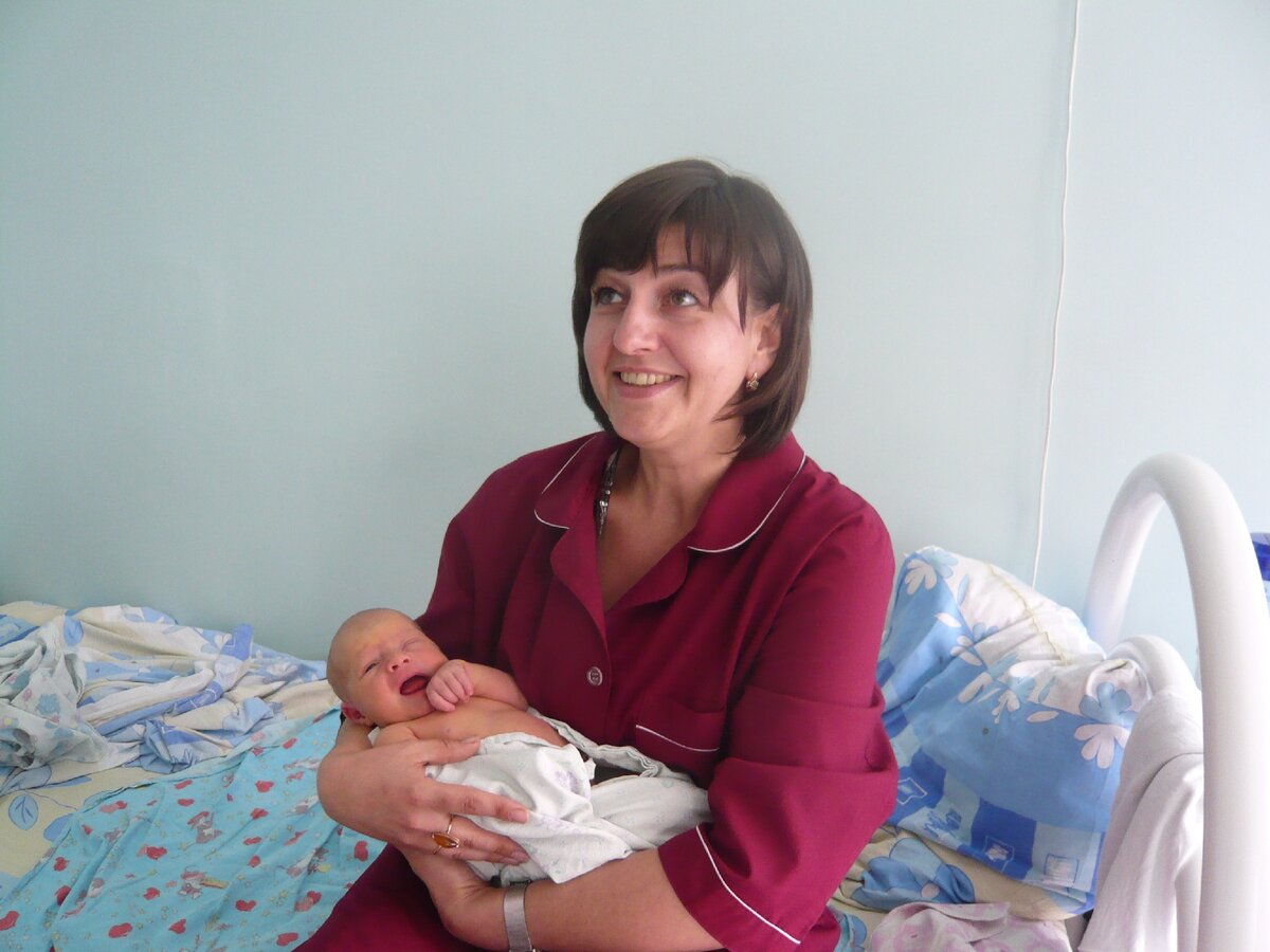 На фото племяшке 1 день. И я только что с ней познакомилась. Томск, 2009. Роддом №4