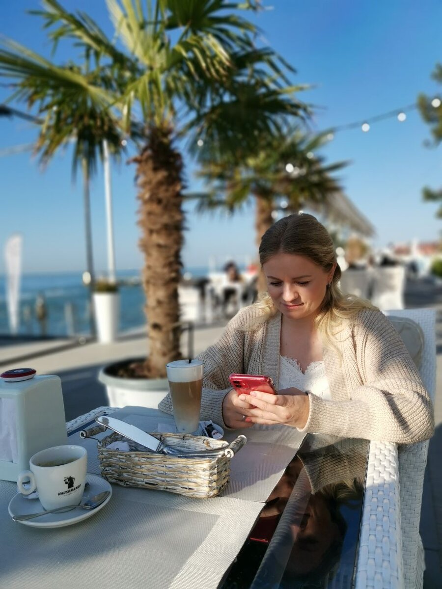 Пальма, латте, телефон - все атрибуты современного фрилансера!