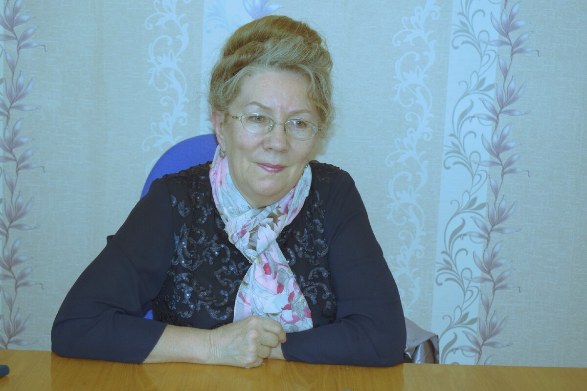  40 лет назад Людмила Викторовна пришла в школу 