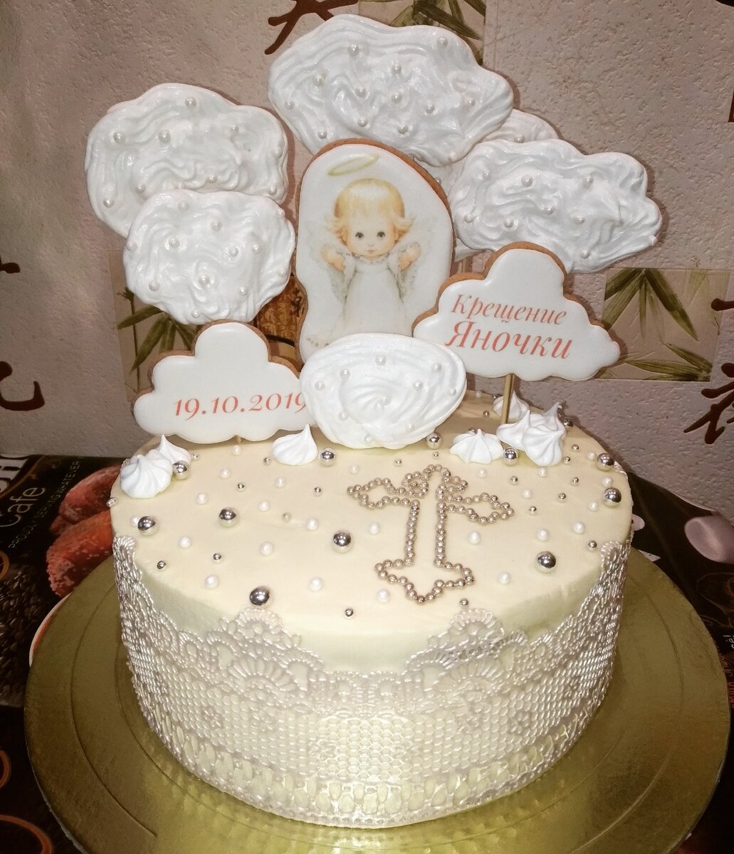 Торт который делался в огромной спешке, безе не взбивалось моим слабеньким миксером, переделывалось много раз, и как видно по фото что вышло, то вышло....