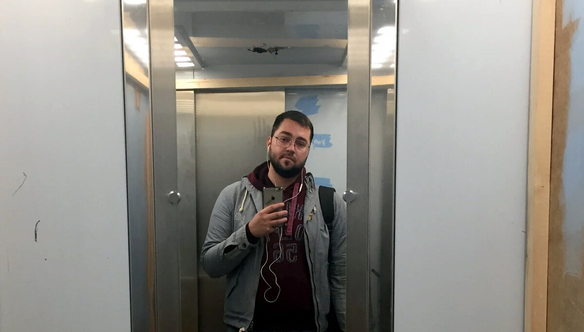 Руслан в типичном интерьере - на стройке. https://zen.yandex.ru/architectordiary