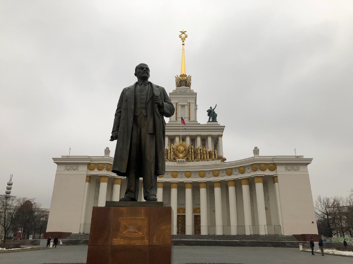 памятники ленину в москве