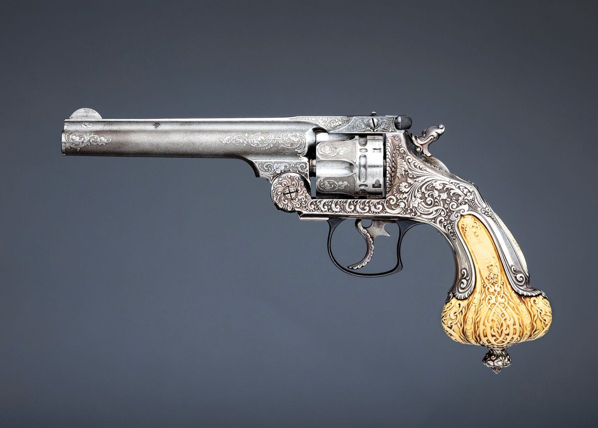 Револьвер Smith & Wesson .44 Caliber Double-Action Frontier Model decorated by Tiffany & Co. Сталь, серебро, слоновая кость. 1893 год, США. © Метрополитен-музей, Нью-Йорк