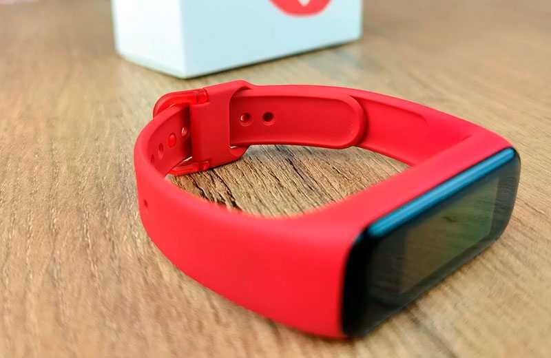 Браслеты samsung galaxy fit 2. Фитнес браслет Samsung Galaxy fit2 Red. Фитнес браслет Samsung Galaxy fit2 красный. Galaxy Fit 2 как застегивать ремешок.