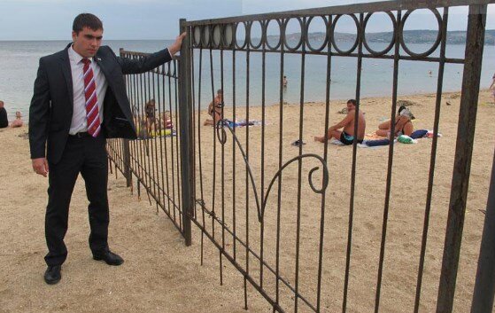 Крымский чиновник прямо при параде приехал ломать ненавистный забор