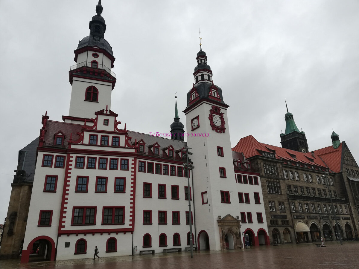 Старая и новая ратуши