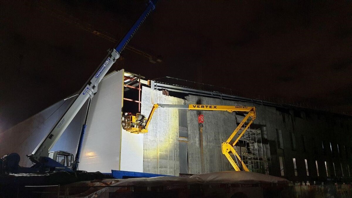 Коленчатый подъемник Haulotte HA 20 RTJ на строительстве павильона "Атом". ВДНХ 2021 год