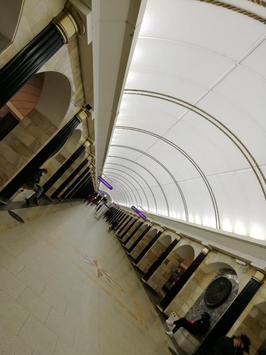 просторный и светлый холл станции, над нами почти 90 метров грунта!