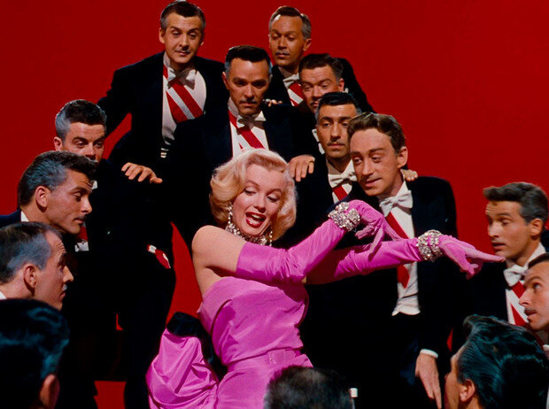 Кадр из фильма «Джентльмены предпочитают блондинок» (1953)