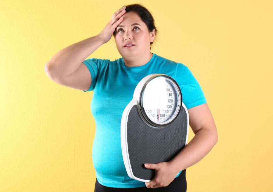 Большие веса. Overweight David. Overweight woman on Scales at Doctor. Troubled overweight woman with Scales at Home. Overweight women in 80's Style Sportswear.