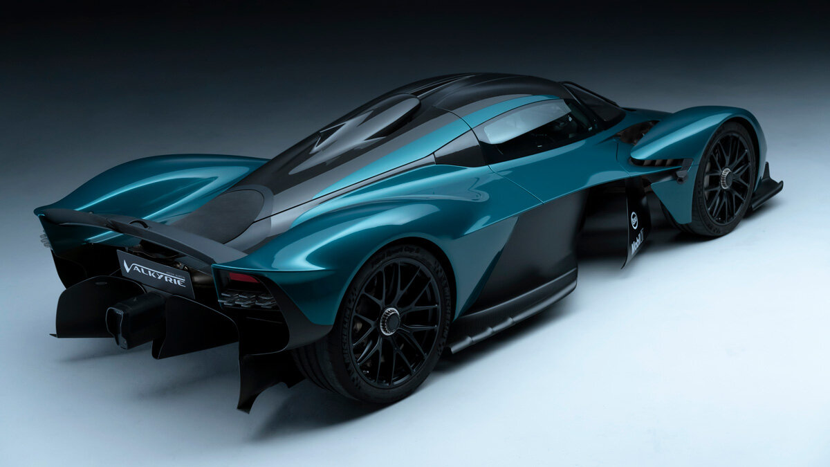 Aston Martin Valkyrie синего цвета