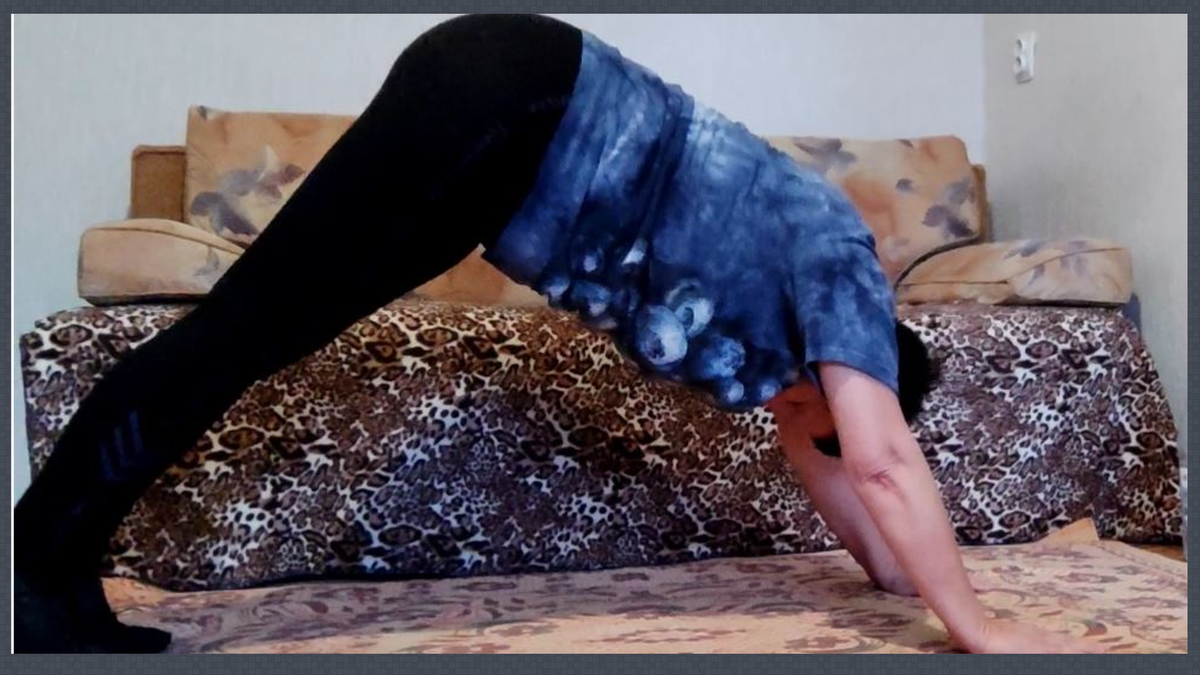 Собака мордой вниз - отличная поза для растяжки мышц спины