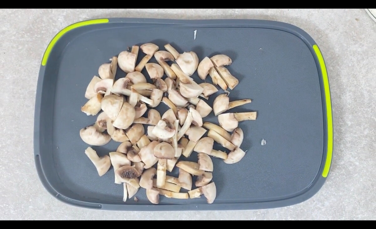 2. Нарезаем шампиньоны на большие куски 