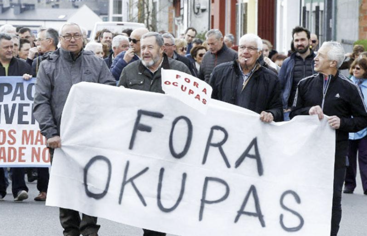 Прочь, окупас (плакат предположительно на каталанском) и никакие митинги не спасают от окупас, закон пока на их стороне.