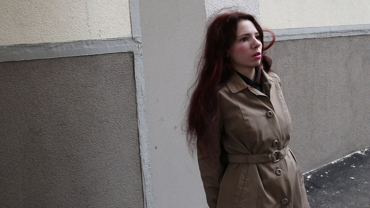 Притаилась.