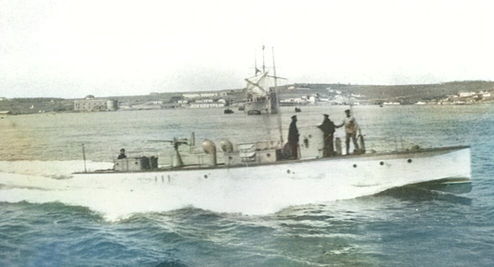 Быстроходный катер первой серии постройки фирмы «Гринпорт» на полном ходу  
в Севастопольской бухте (1916 г.) 