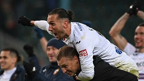    Главный тренер ЦСКА Алексей Берецкий и футболист Юсуф Языджи© РИА Новости / Алексей Филиппов