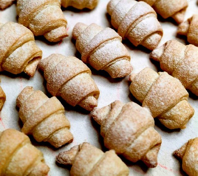 печенье рогалики с повидлом. рогалики. рецепт рогаликов со сгущенкой. рогалик аппетитный.