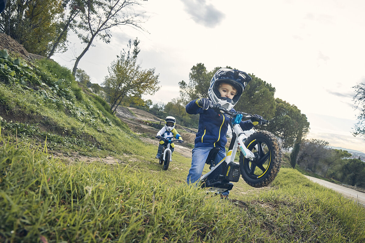 Мотоциклы Husqvarna помогают детям узнать основы езды по бездорожью с помощью детских велосипедов 12eDrive и 16eDrive 2022 года.-1-2