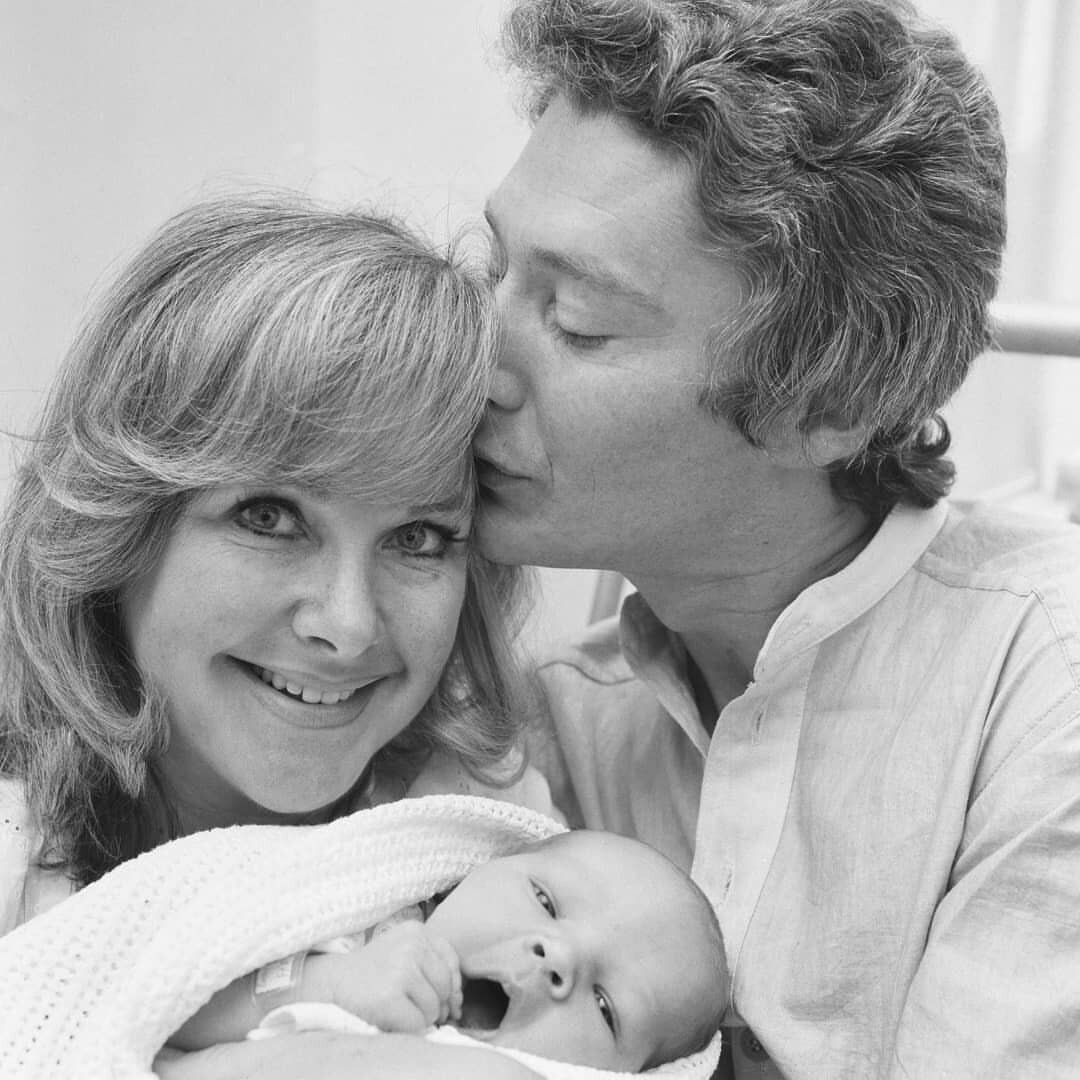 Ванда Вентхам и Тимоти Карлтон Камбербэтч с маленьким Бенедиктом