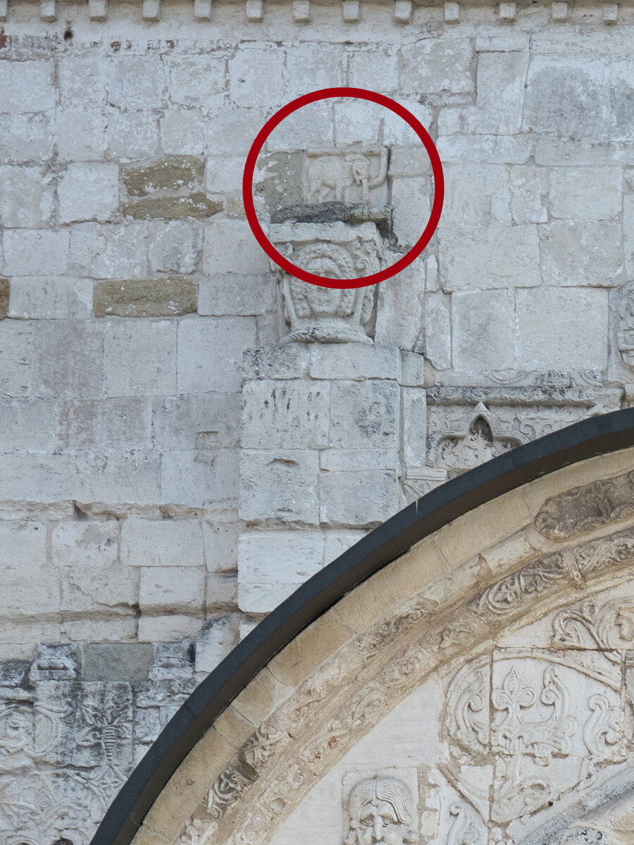 Тот самый слоник. Очевидно, что он был добавлен уже позже, но все равно остается загадкой.