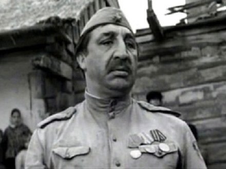 Фрунзик Мкртчян в фильме Солдат и Слон. Источник kino-teatr.ru 