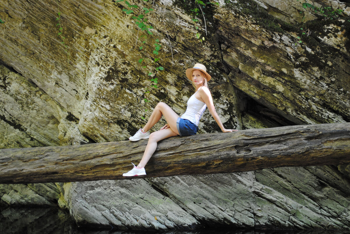 Однажды, ученик пришел к учителю и спросил его: 
- Учитель, как быть? Я стараюсь много
работать над собой. Иногда у меня это даже
получается. Но моё тело словно настроено
против меня. Только я захочу что-то сделать,
как на меня нападает сон, апатия,лень. Тело
не даёт мне развиваться. Что мне делать?


Учитель намазывая масло на хлеб спросил
ученика:
- Когда ты последний раз брал паузу на
отдых? 

- Учитель, как же я могу брать паузу, если
мне надо столько всего сделать?
Ученик был удивлен: его учитель говорил
про отдых и ещё ел с удовольствием.

Учитель ответил:
- Скажи, как бы ты назвал кошку, которая
ест и кусает себя из-за того, что она хочет
есть? ..

- Эта глупая кошка. Как она будет жить, если
съест себя, а не идёт просто поесть?

- Иди отсюда глупая кошка и хорошенько
Отдохни, — ответил учитель, запивая чаем.

Твое тело – это твой лучший инструмент
Если ты не будешь о нем заботиться, оно
так же не позаботится о результате, который
нужен тебе.