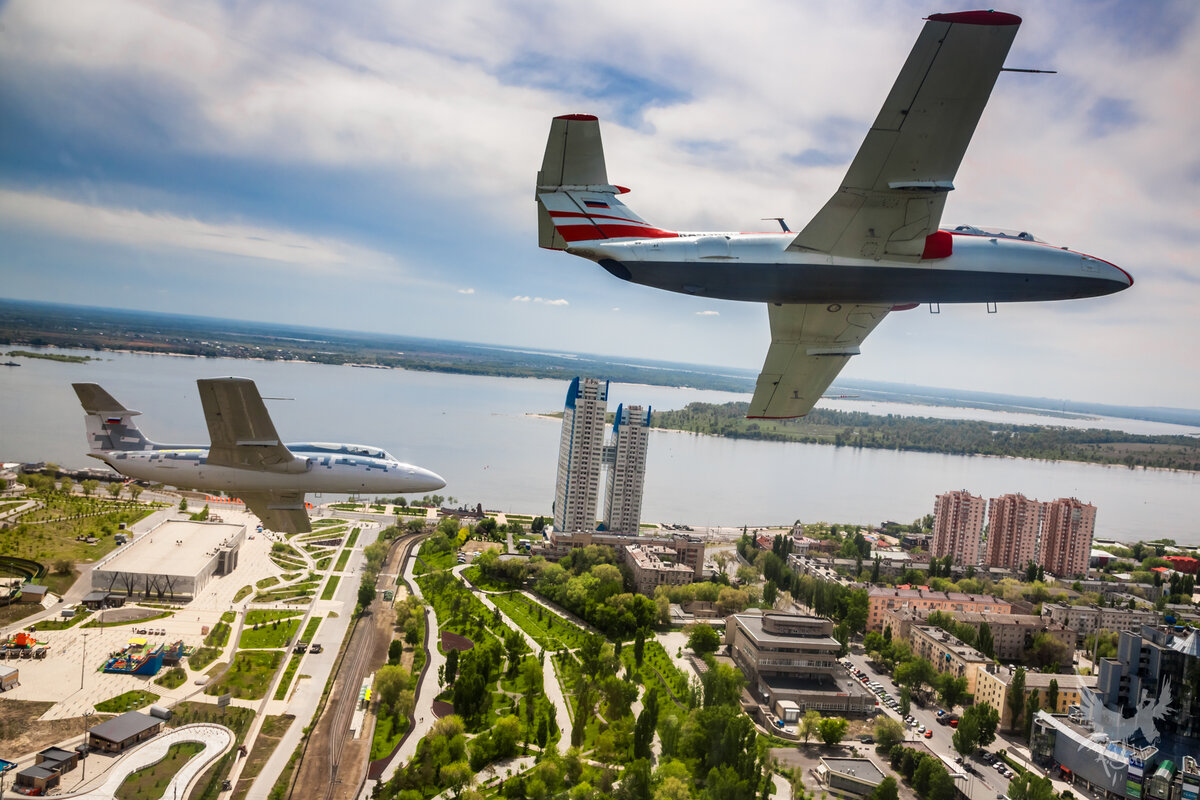 Группа самолётов L-29 делает отворот после пролёта над площадью, где проходил парад. 