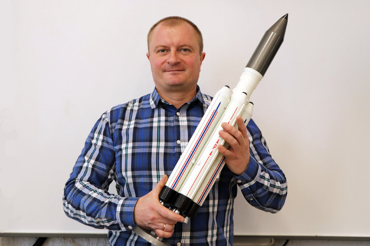 Евгений Васильев, директор Центра подготовки высококвалифицированных инженерных кадров для ПО «Полет» - филиала ФГУП «ГКНПЦ им. М.В. Хруничева» ОмГТУ: