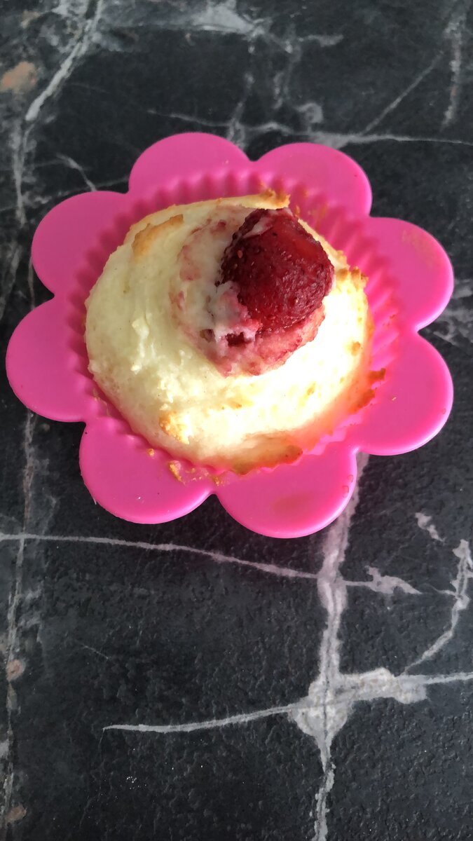 Мука рисовая 90г
Яйцо 2 шт
Творог брикет 100 г
Сахарозаменитель по вкусу 
Разрыхлитель 1 чайная ложка 

Перемешиваем - яйца , творог, сахарозаменитель - блендером 

Добавляем - муку Разрыхлитель. Замешиваем.
Выкладываем в форму 
Ставим в разогретую духовку 180 градусов 20-30минут (если формочки маленькие.