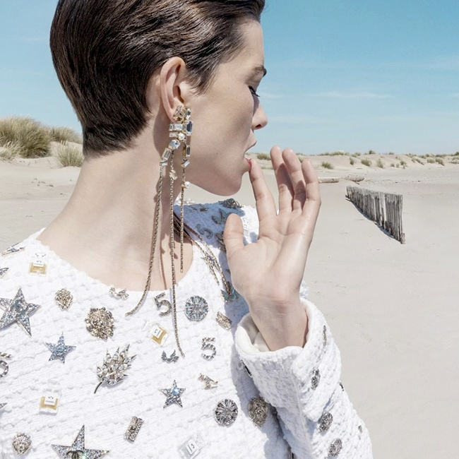 Любимые духи стоит распылить на запястье, под грудь, под колени, за уши, в подмышки, а также на низ живота