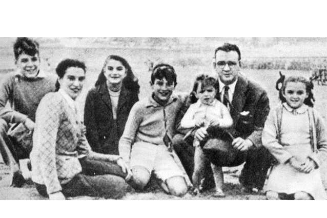 Семья Че Гевары. Слева направо: Че Гевара, мать, сестра Селия, брат Роберто, отец с сыном Хуаном Мартином на руках и сестра Анна-Мария, 1941Фото: Museo Che Guevara/Wikimedia Commons