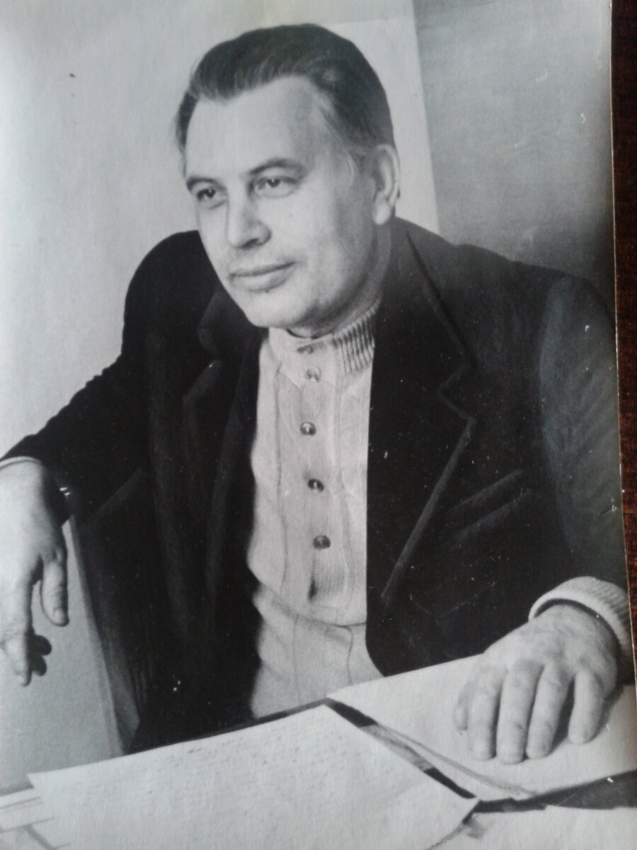 Валентин Митрофанович Сидоров. Поэт, профессор Литературного института, вел семинары поэзии. Родился: 28 апреля 1932 г., Воронеж. Умер: 16 июля 1999 г. (67 лет), Москва.