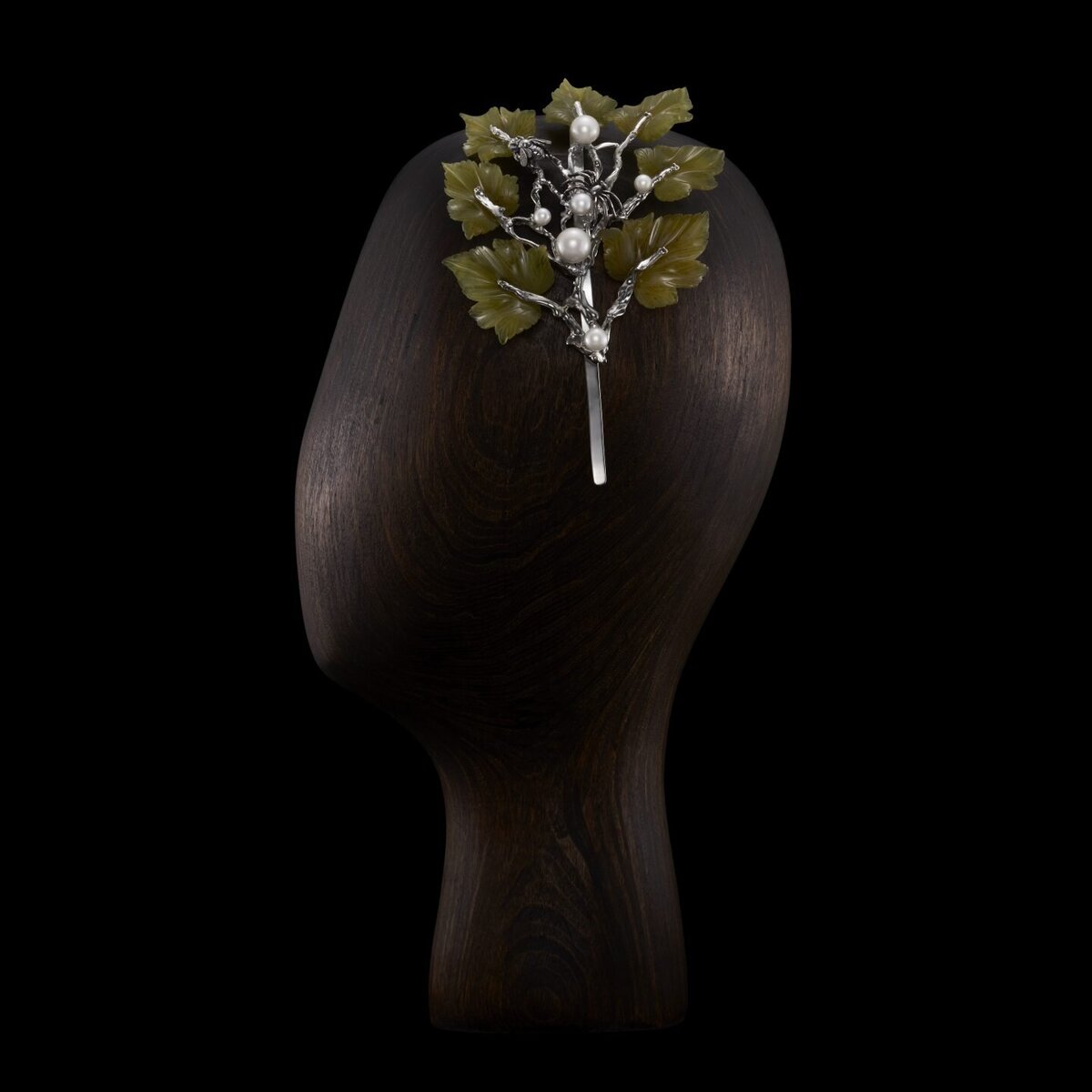 На серебряной веточке расположились паук и муха