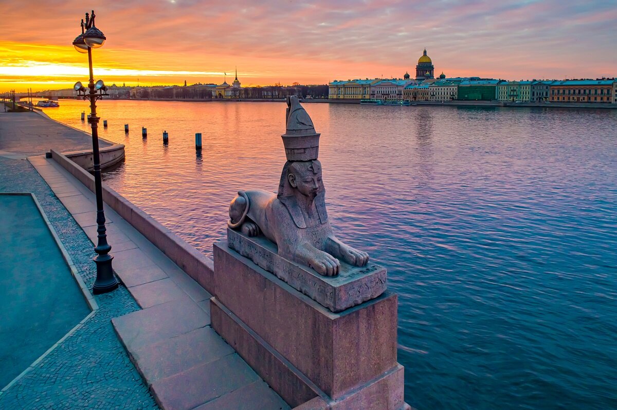 Стрелка Васильевского острова с воды