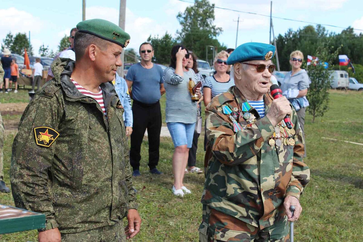 Организатор игр Дмитрий Новокрещенных и ветеран ВОВ Василий Каргапольцев