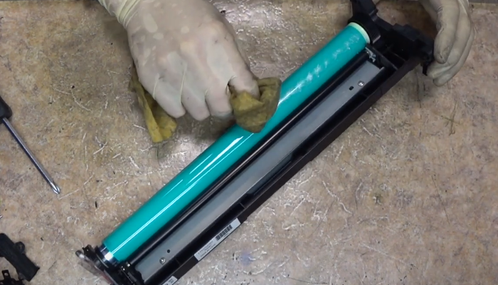 Фото 77. Выкручиваем один винт с другой стороны