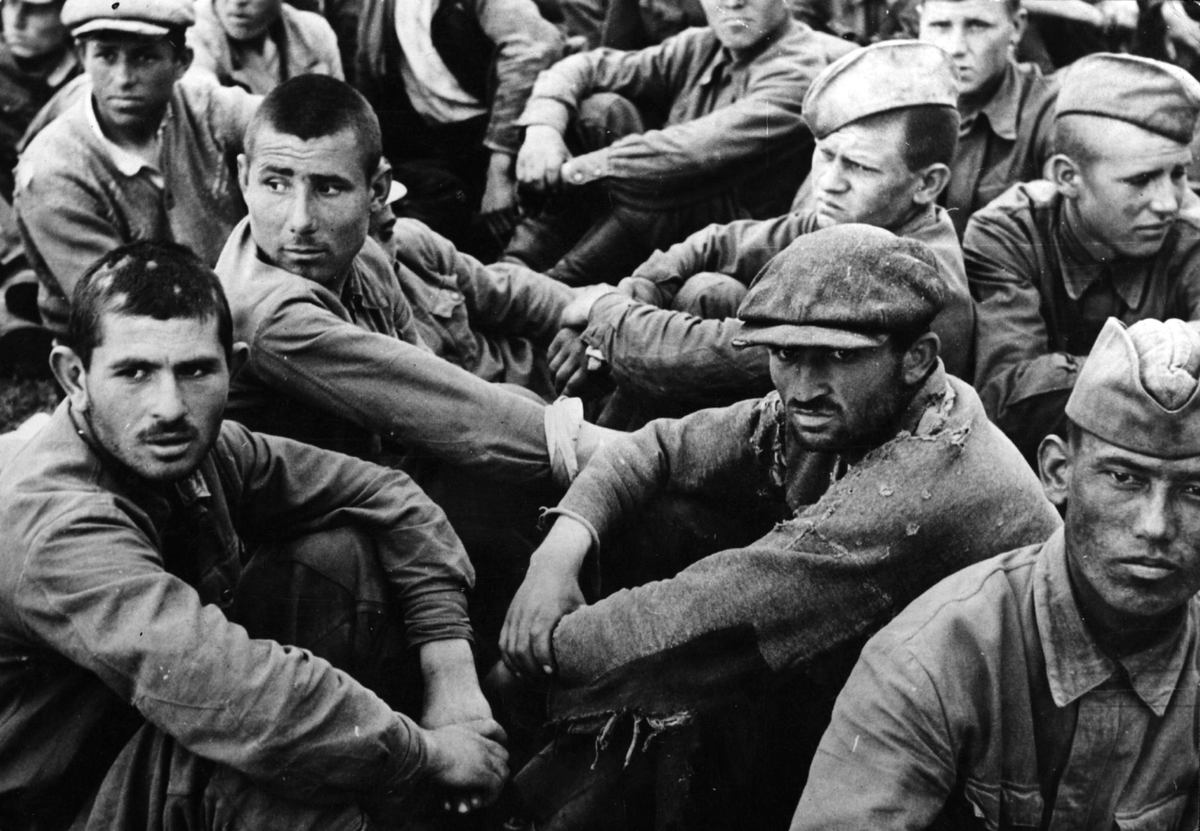 Лагерь советских военнопленных 1941. Пленные советские солдаты 1941. Военнопленные красноармейцы 1941. Военнопленные в ссср
